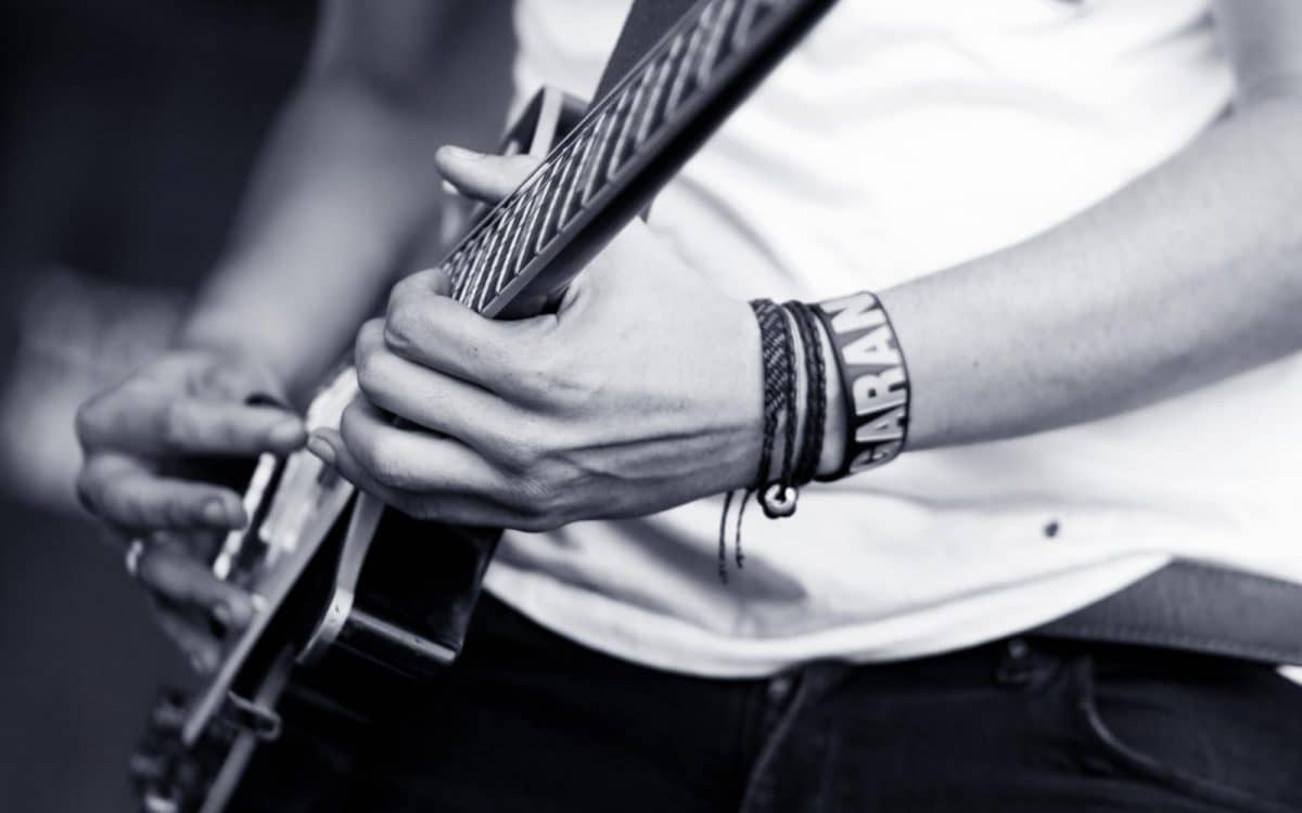 hombre tocando la guitarra